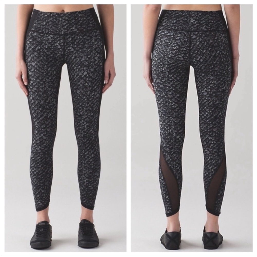 Lululemon Featherlight Tight in Iridescent Multi Black‎ Print Mesh size 6